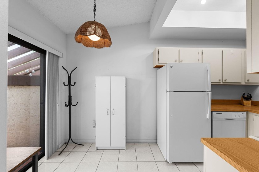 Welcome to this light and bright 2 bedroom, 2 bath townhouse - photo 7