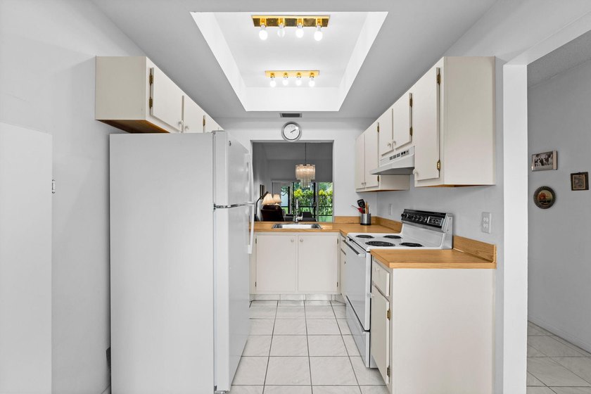 Welcome to this light and bright 2 bedroom, 2 bath townhouse - photo 8
