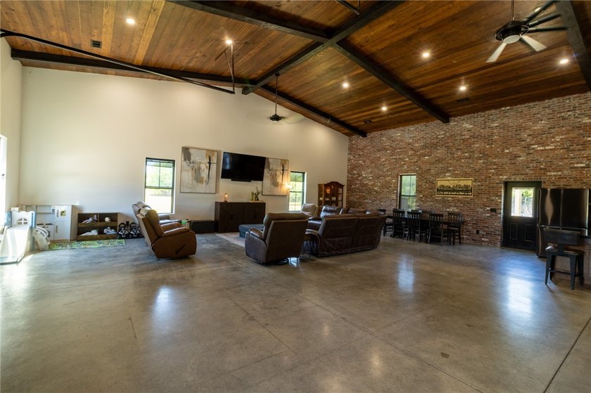 Beautiful 2,800 sq. ft. home plus a 2,400 sq. ft. shop on 6.10 - photo 5