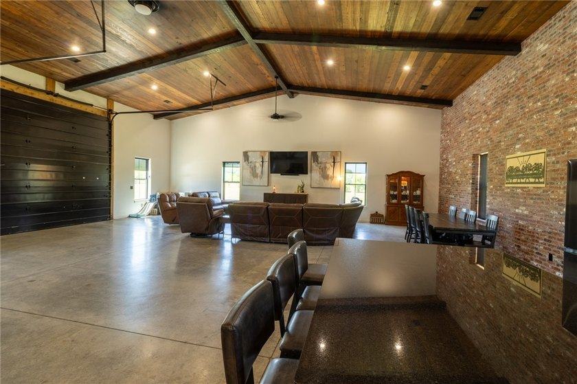 Beautiful 2,800 sq. ft. home plus a 2,400 sq. ft. shop on 6.10 - photo 8