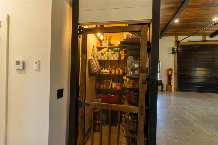 Beautiful 2,800 sq. ft. home plus a 2,400 sq. ft. shop on 6.10 - photo 10