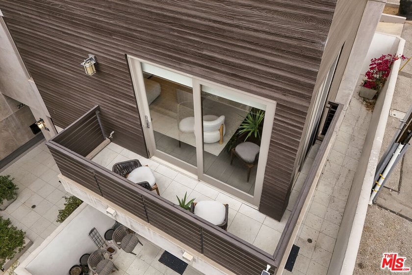 Welcome home to your North Santa Monica retreat, a rare - photo 33