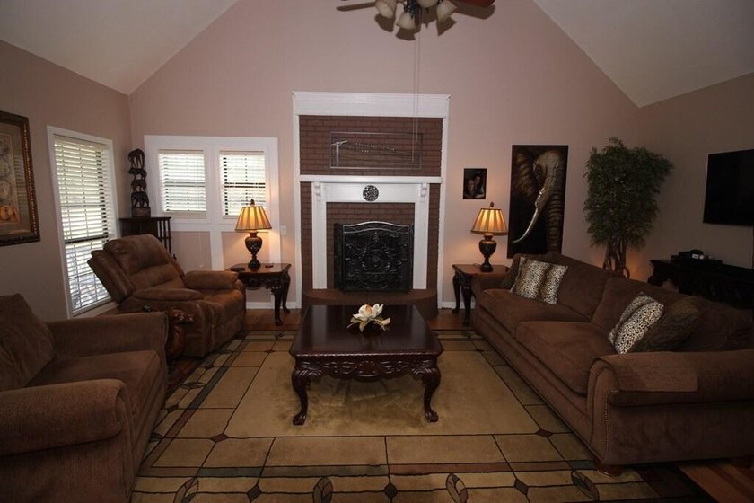 Tucked away in a quiet, private setting, this move-in-ready home - photo 5