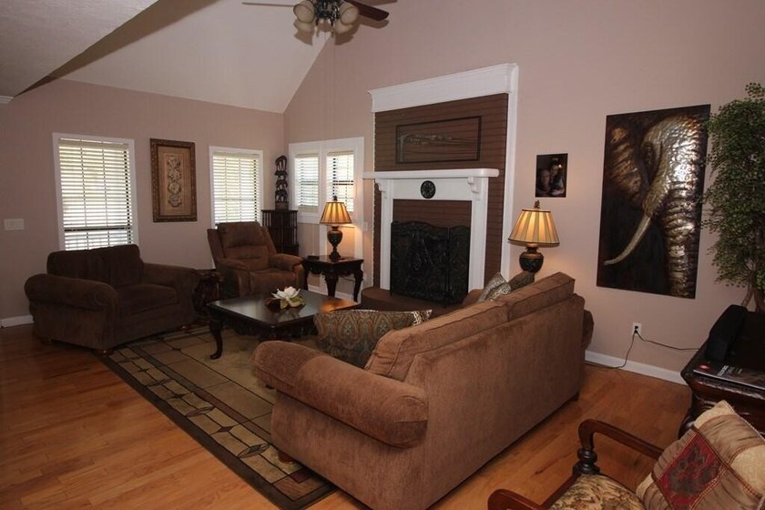 Tucked away in a quiet, private setting, this move-in-ready home - photo 6