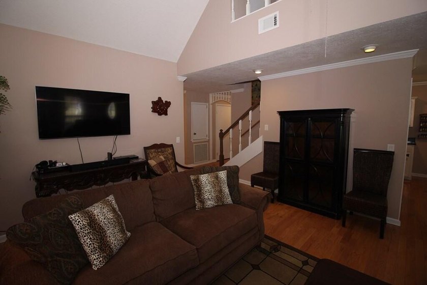 Tucked away in a quiet, private setting, this move-in-ready home - photo 7