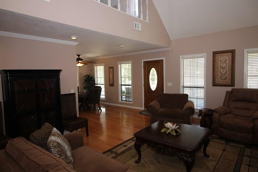 Tucked away in a quiet, private setting, this move-in-ready home - photo 9