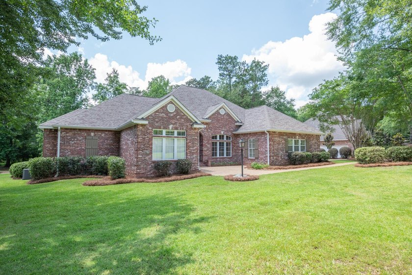 Stunning, triple split 4BD, 3BA, 2,769 sf, one-story brick home - photo 3