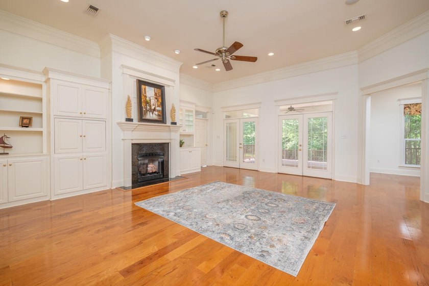 Stunning, triple split 4BD, 3BA, 2,769 sf, one-story brick home - photo 6