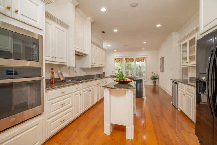 Stunning, triple split 4BD, 3BA, 2,769 sf, one-story brick home - photo 7