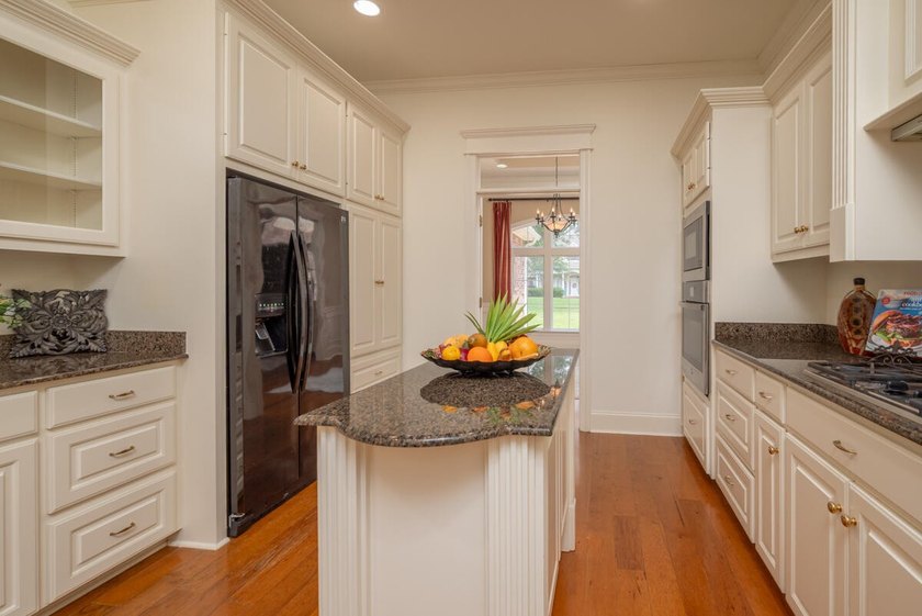 Stunning, triple split 4BD, 3BA, 2,769 sf, one-story brick home - photo 8
