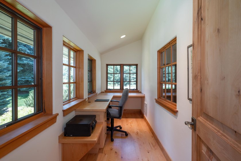This immaculately maintained cottage offers rare single-level - photo 18