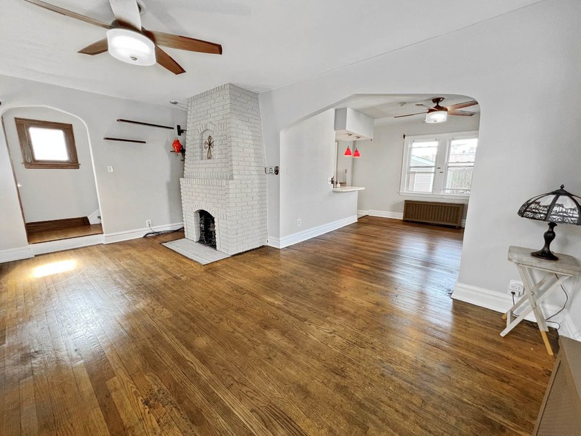 Charming brick 2-story featuring 3 bedrooms, hardwood floors - photo 3