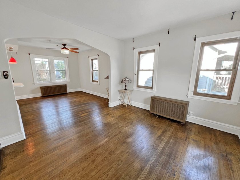 Charming brick 2-story featuring 3 bedrooms, hardwood floors - photo 4