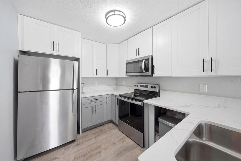 Under contract-accepting backup offers. Beautifully updated - photo 6