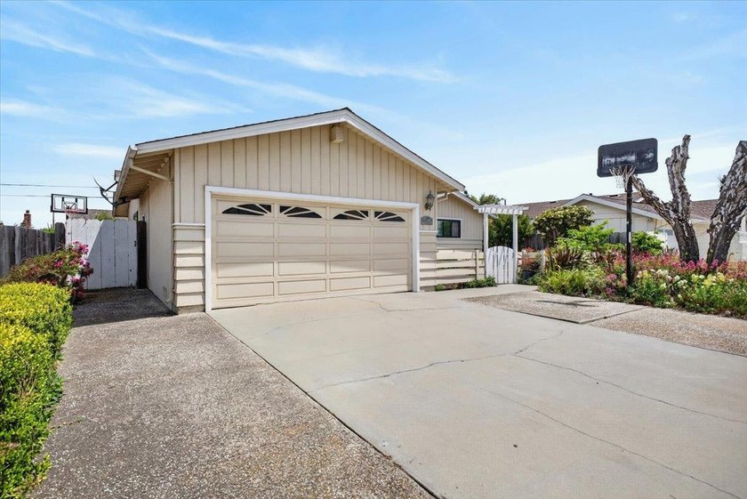 Located in Salinas, this 3-bedroom, 2-bathroom home offers 1,570 - photo 2