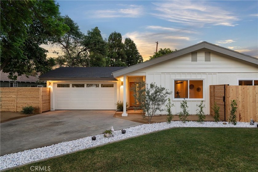 Fully Remodeled Santa Ana Retreat! Welcome to this beautifully - photo 2