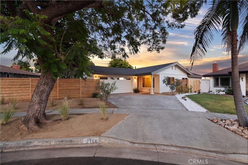 Fully Remodeled Santa Ana Retreat! Welcome to this beautifully - photo 4