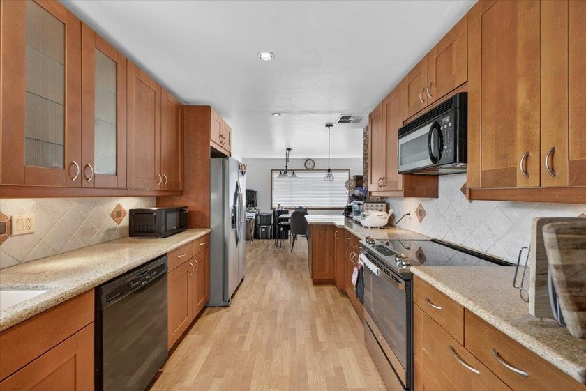 Located in Salinas, this 3-bedroom, 2-bathroom home offers 1,570 - photo 6