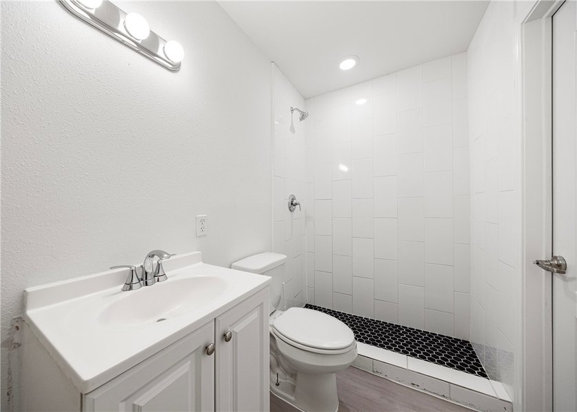 Over 2400 Sqare feet!!! Pictures do no justice to this home - photo 20