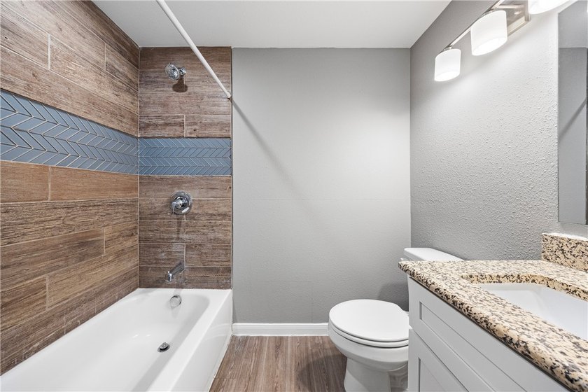 Over 2400 Sqare feet!!! Pictures do no justice to this home - photo 22