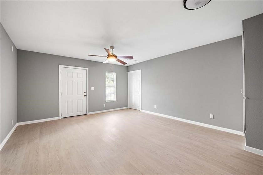 Over 2400 Sqare feet!!! Pictures do no justice to this home - photo 23