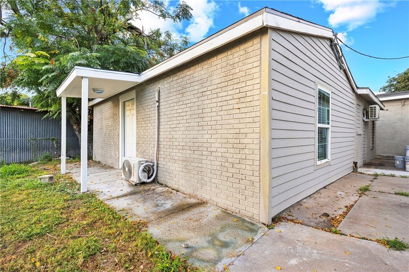 Over 2400 Sqare feet!!! Pictures do no justice to this home - photo 26