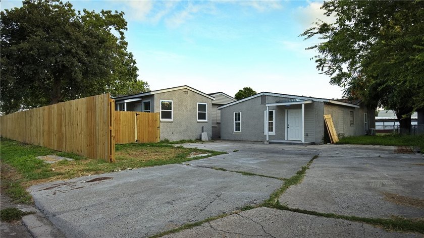 Over 2400 Sqare feet!!! Pictures do no justice to this home - photo 27