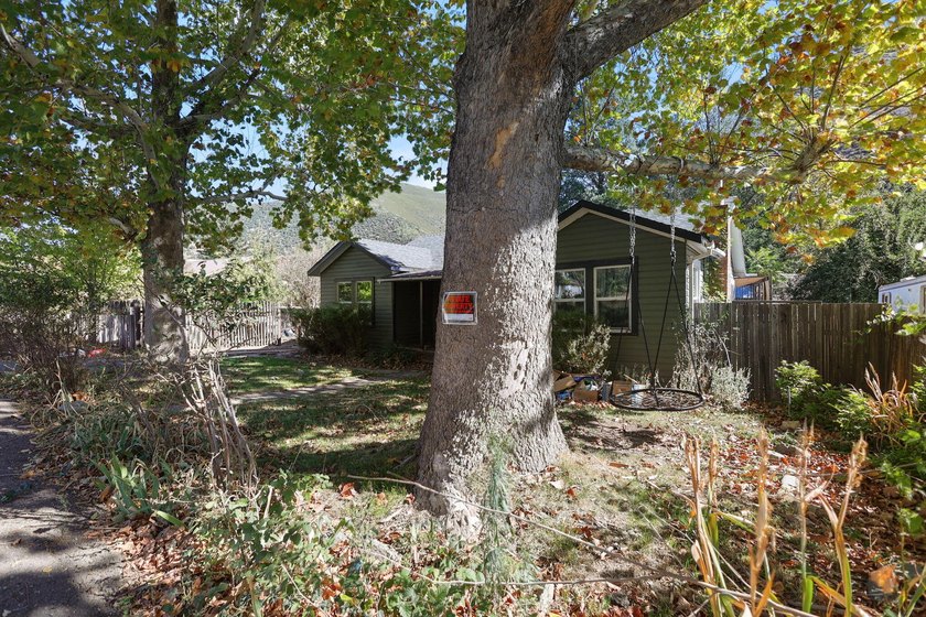 Welcome to this 3-bedroom home offering 1,386 sq ft of character - photo 32