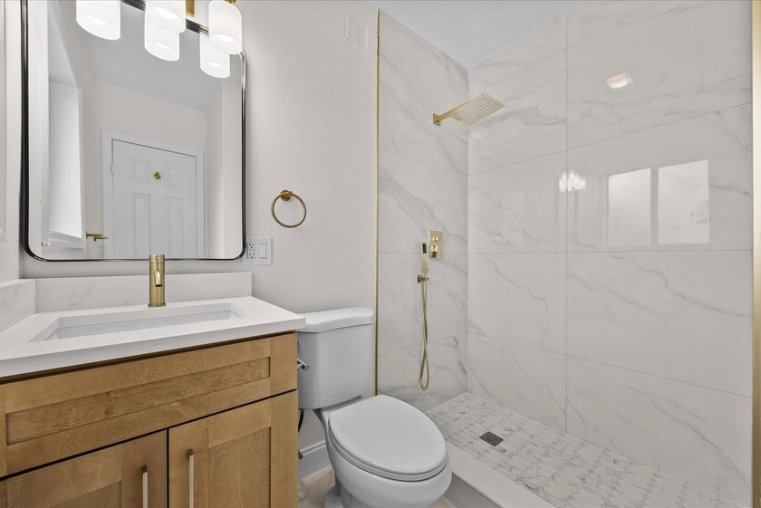 Showings must be scheduled with Showingtime. Exquisite 3-bedroom - photo 4