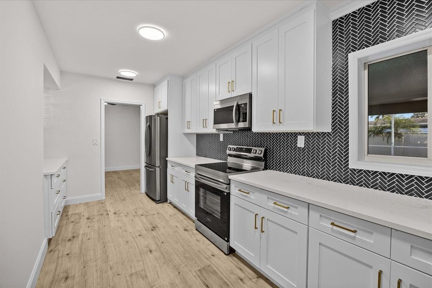 Showings must be scheduled with Showingtime. Exquisite 3-bedroom - photo 6