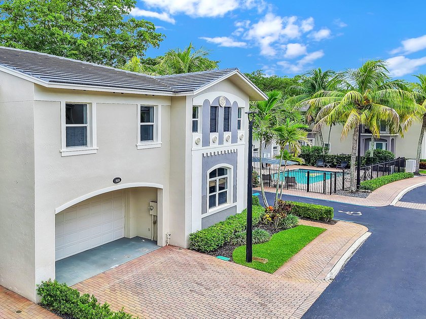 Sought-after corner/end-unit townhome with an enviable location - photo 3