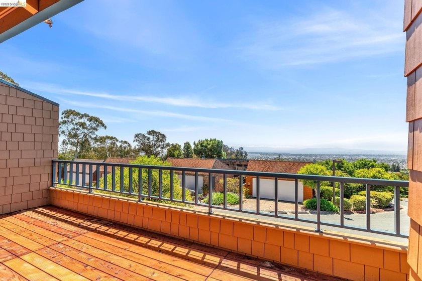 Views, views, views of the San Francisco Bay! Updated 2-bedroom - photo 17