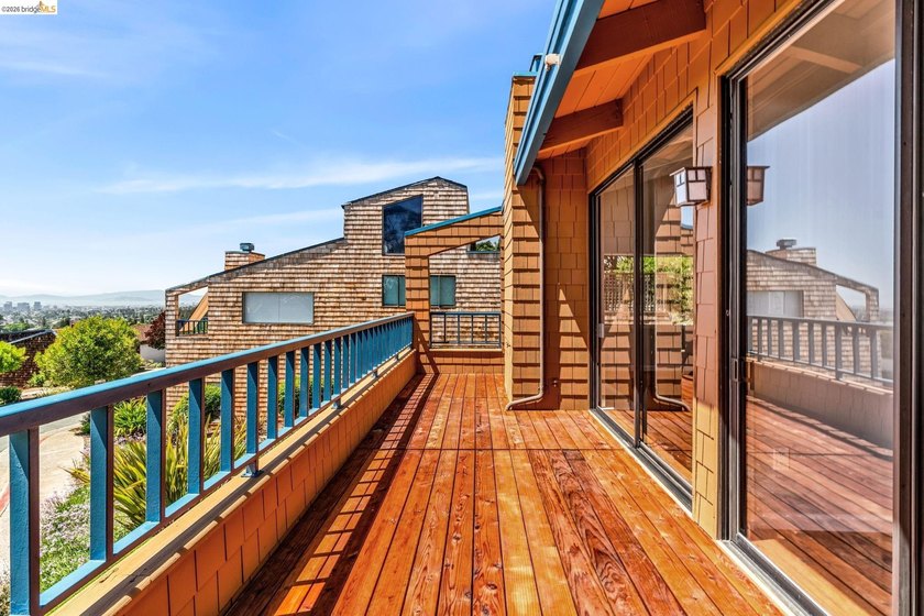 Views, views, views of the San Francisco Bay! Updated 2-bedroom - photo 18