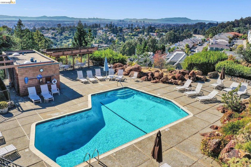 Views, views, views of the San Francisco Bay! Updated 2-bedroom - photo 36
