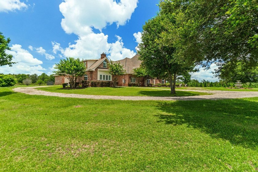 Exceptional custom home built circa 2007, offering 5 bedrooms, 5 - photo 2
