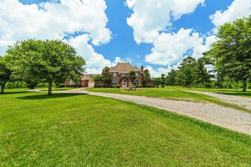 Exceptional custom home built circa 2007, offering 5 bedrooms, 5 - photo 3