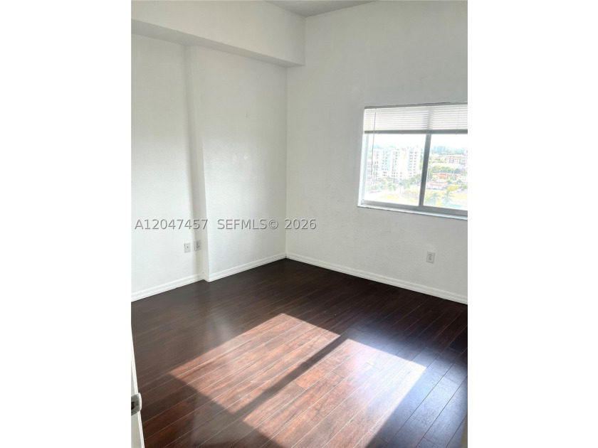 LOCATION! LOCATION! LOCATION! PRICED TO SELL!! MOTIVATED SELLER! - photo 2