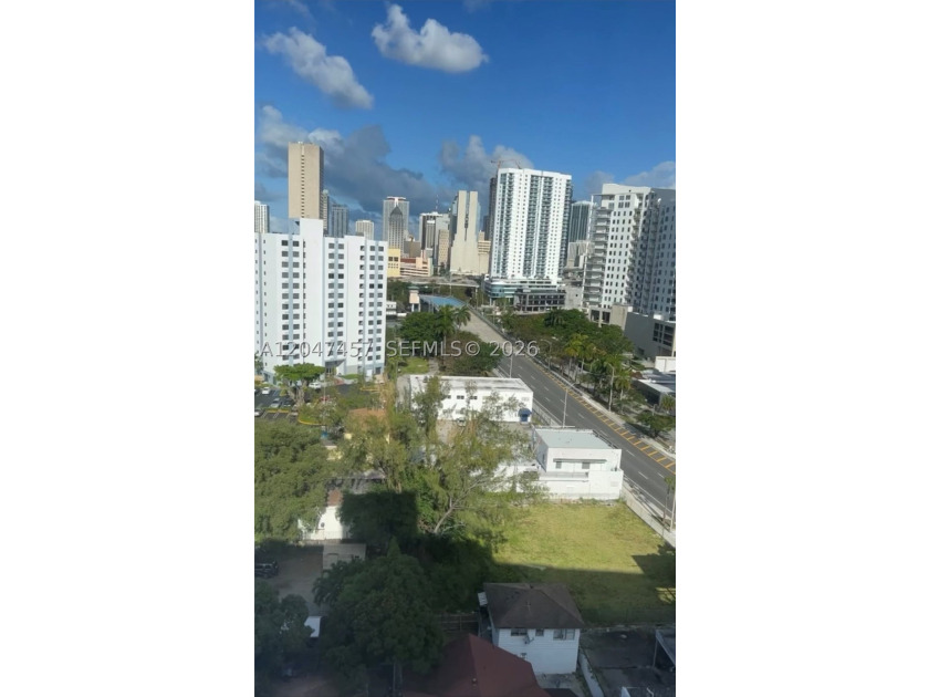 LOCATION! LOCATION! LOCATION! PRICED TO SELL!! MOTIVATED SELLER! - photo 4