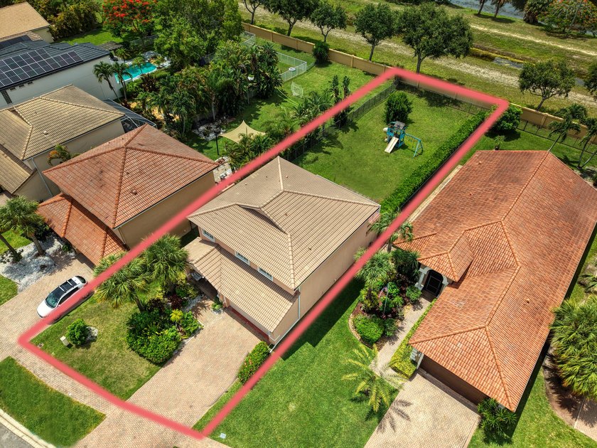 Welcome to 149 Bellezza Terrace, a beautifully updated, 2-story - photo 2