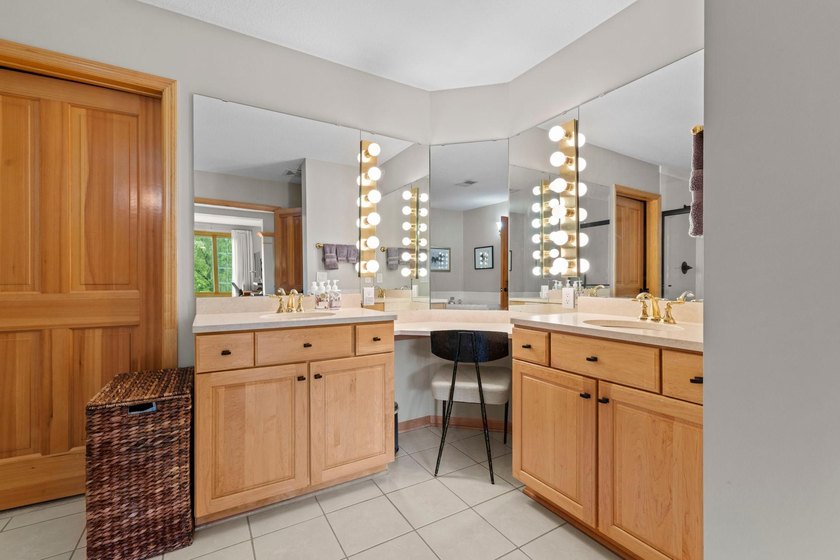 Welcome to Bayhill Condominiums, where comfort, convenience, and - photo 20
