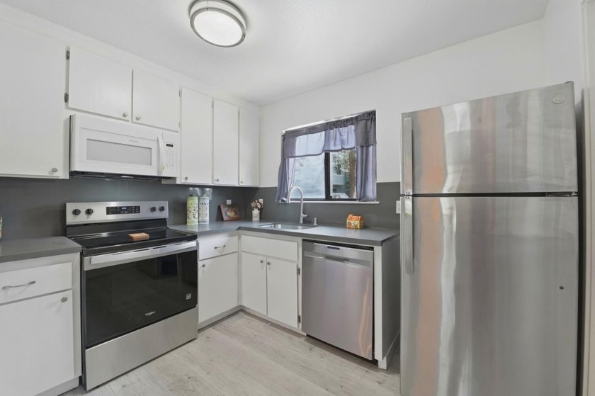 Beautifully renovated and ready for immediate move-in, this - photo 5