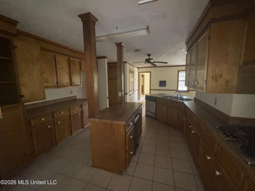NEW LISTING IN FLORENCE with over 3300 square feet! Discover - photo 3