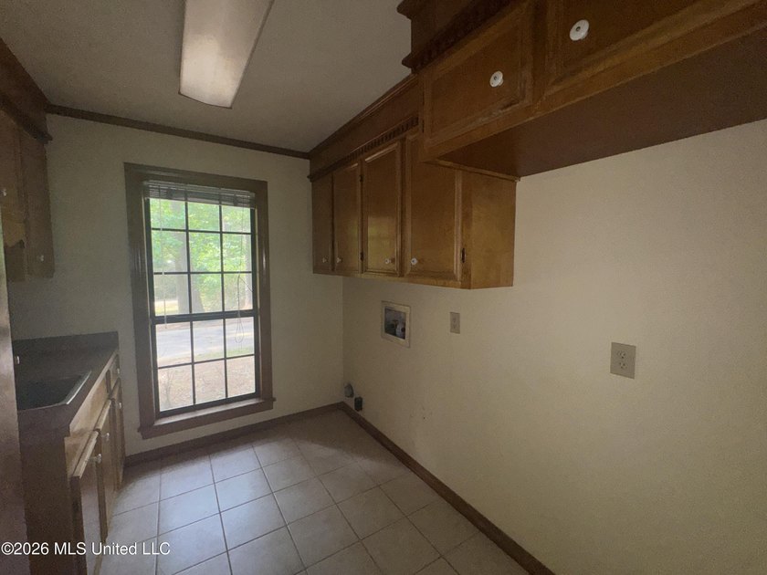 NEW LISTING IN FLORENCE with over 3300 square feet! Discover - photo 5