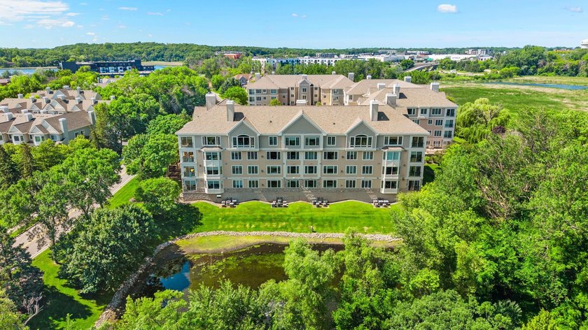 Welcome to Bayhill Condominiums, where comfort, convenience, and - photo 39