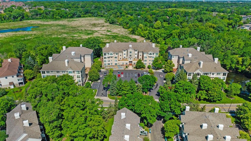 Welcome to Bayhill Condominiums, where comfort, convenience, and - photo 40