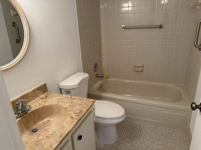 Spacious 1-bedroom, 2-bath residence featuring a massive floor - photo 9