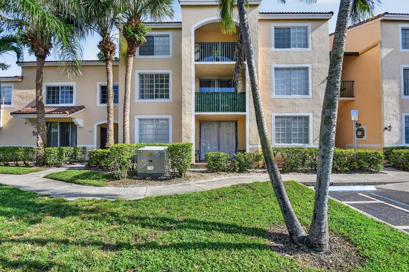 Welcome to this well-appointed two-bedroom, two-bathroom - photo 2