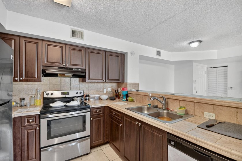 Welcome to this well-appointed two-bedroom, two-bathroom - photo 3