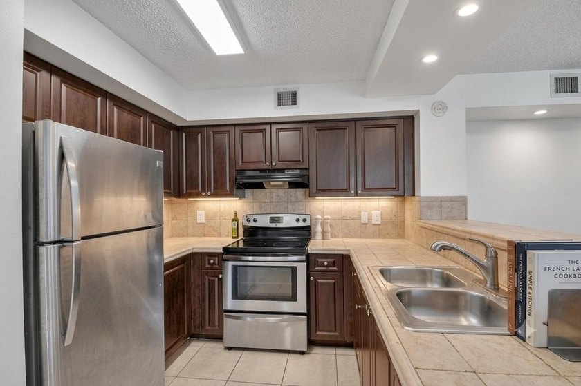 Welcome to this well-appointed two-bedroom, two-bathroom - photo 4