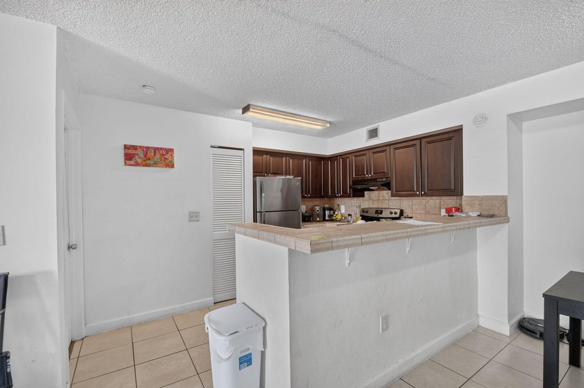 Welcome to this well-appointed two-bedroom, two-bathroom - photo 6